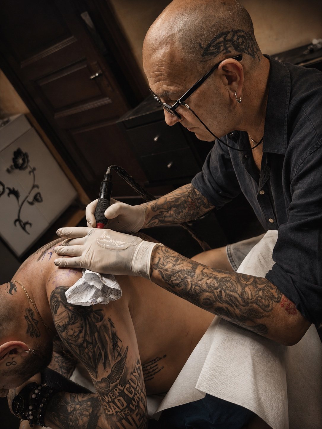 Marco Zop al lavoro nello studio di Borgosesia